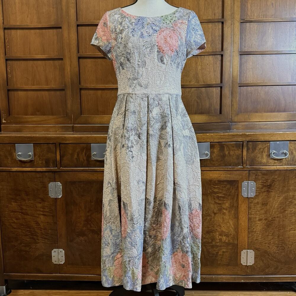 Adrianna Papell Matelassรฉ Floral Blush Pastel Jacquard Midi Short Sleeve Dress 4